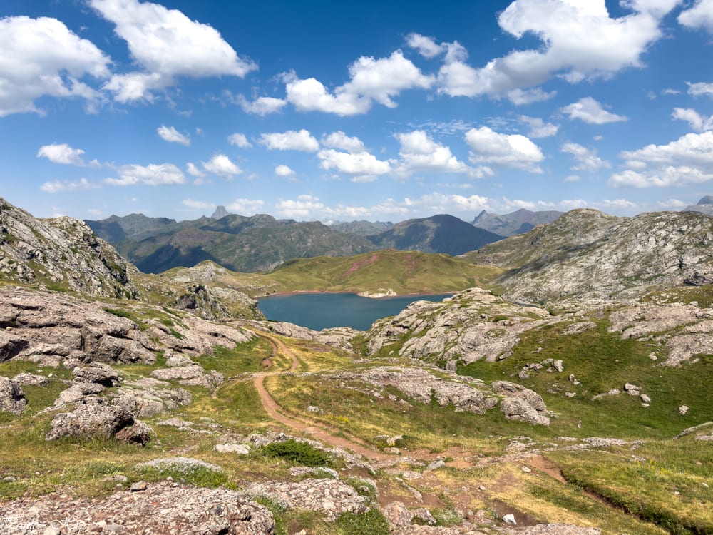 Très beau lac d'Estanes, Pic du midi d'Ossau en fond