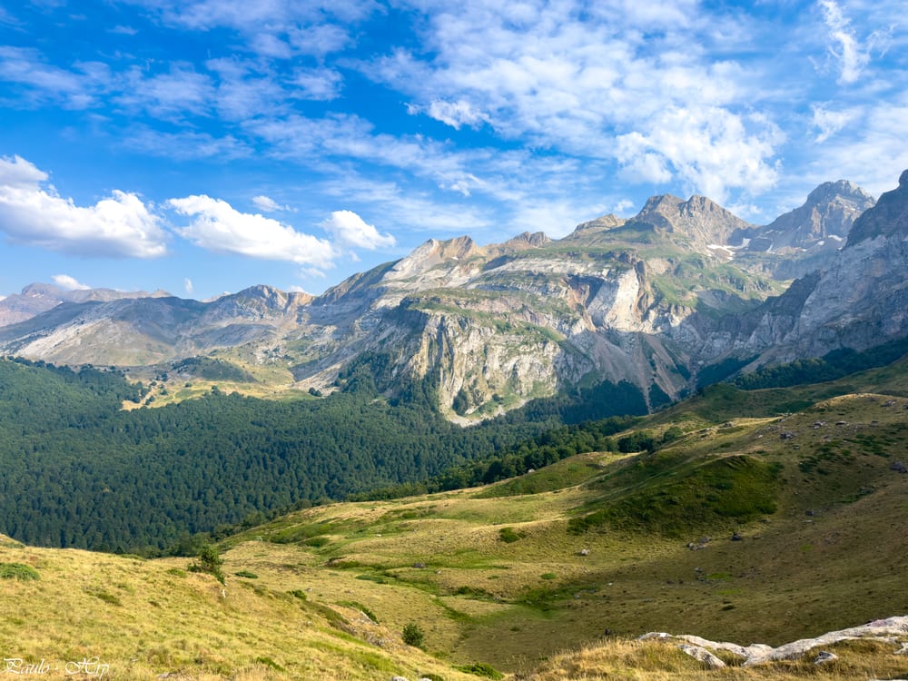 Magnifique bois de Sansanet et cirque d'Aspe : partie inférieure avec la zone d'éboulis au centre droit, et partie supérieure, défendue par le verrou du Paso de Aspe