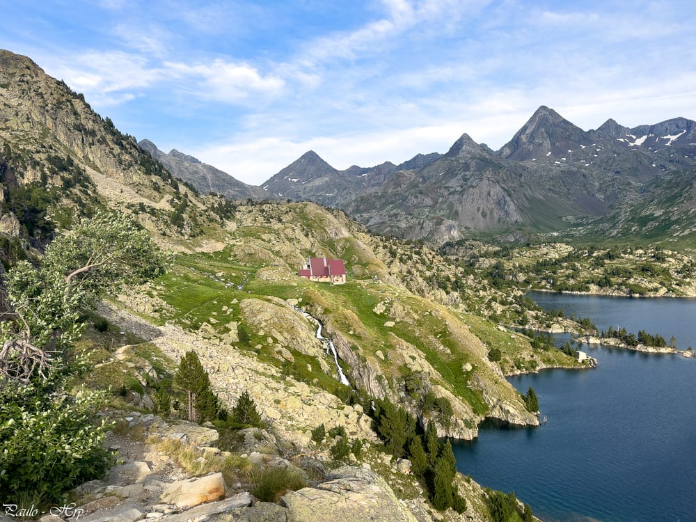 Refuge, Grande Fache à l'aplomb au-dessus.