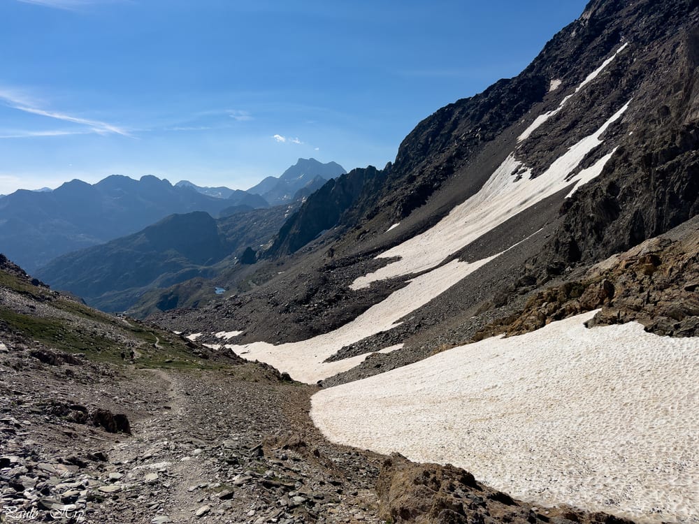 J'entame la descente, le Vignemale se détache, impérial, plus haut sommet des pyrénées françaises, 3298m.